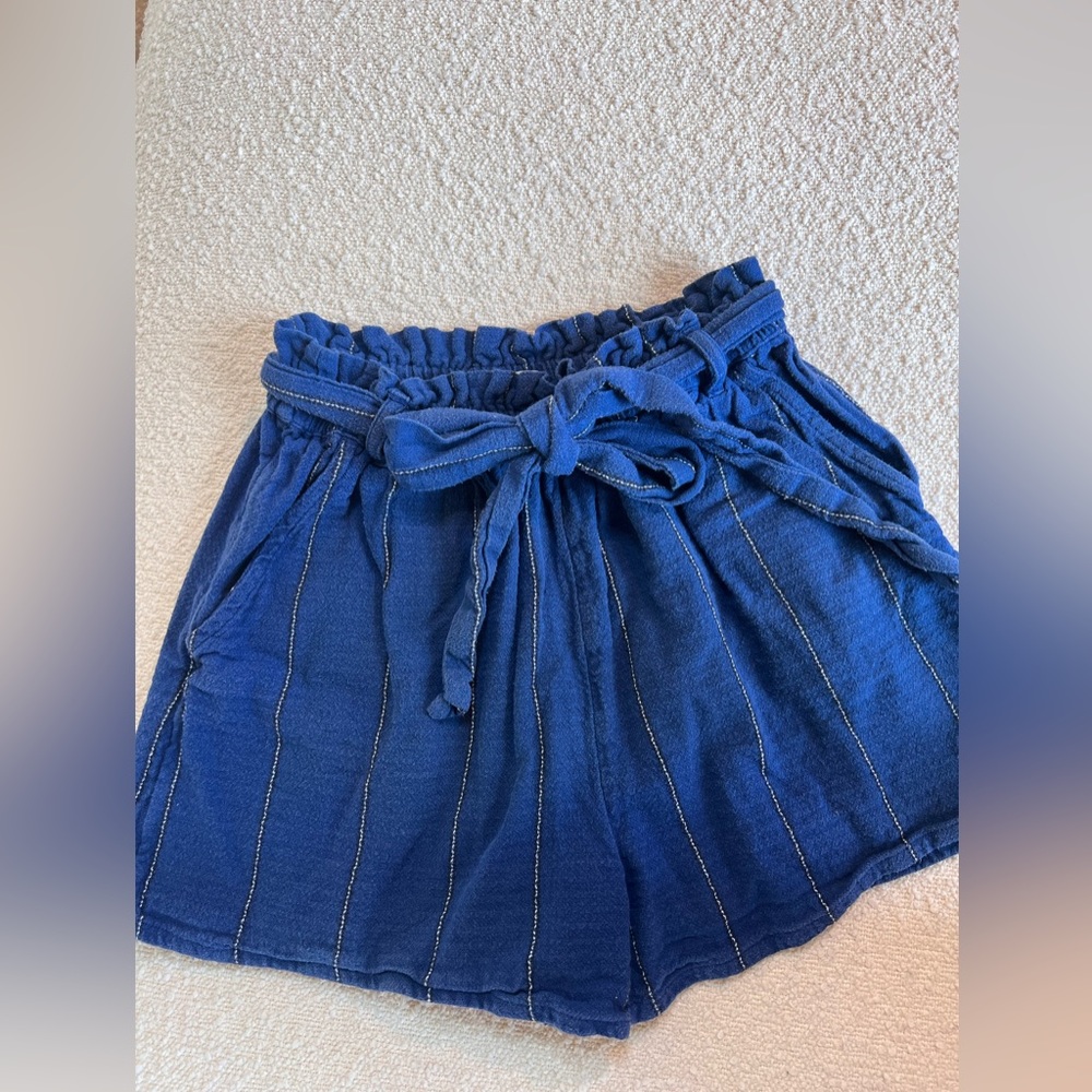 Billabong size medium blue pinstriped elastic waist self tie belt shorts